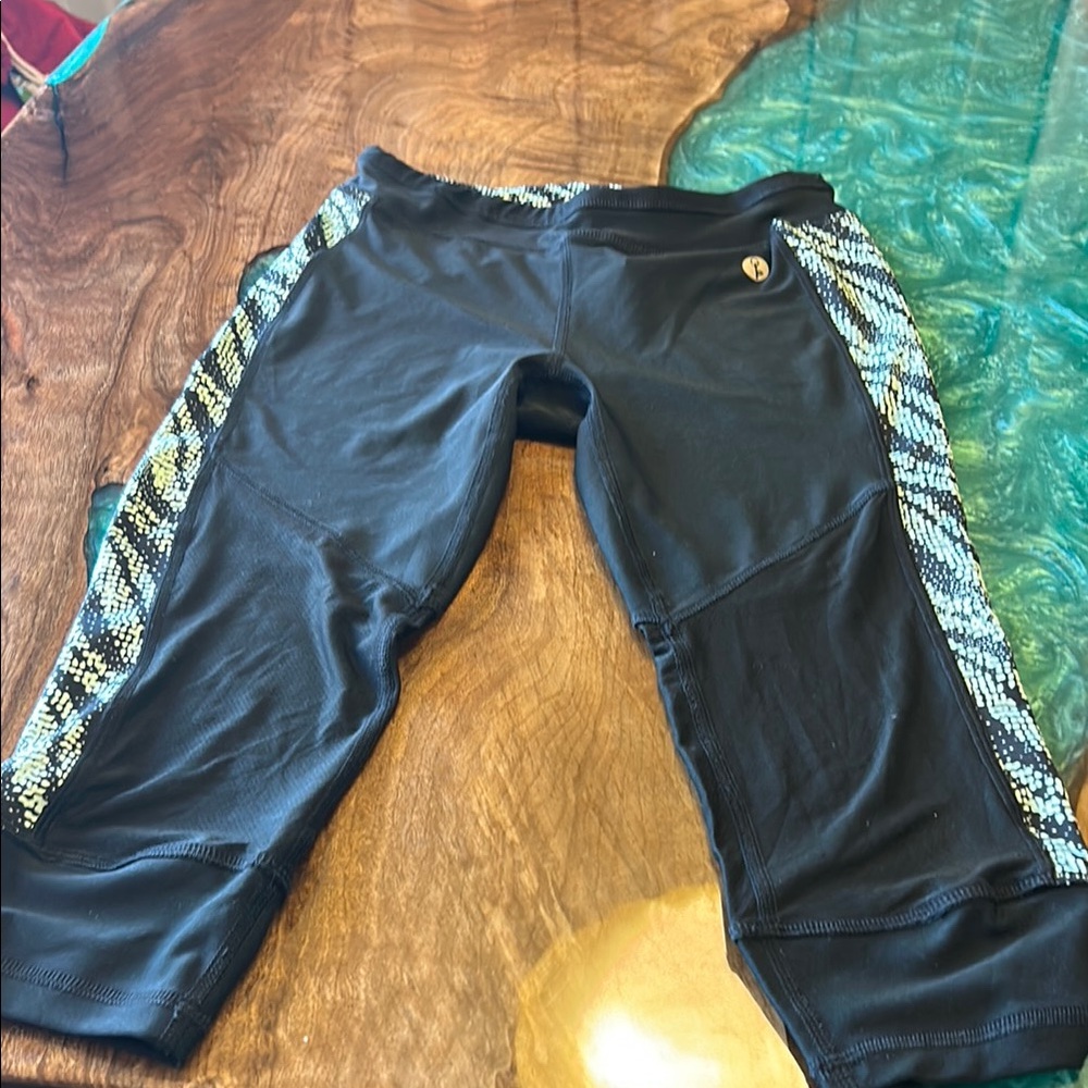 Standing Tree OP Womens Size Small Black Sea green Capri Athletic Leggings